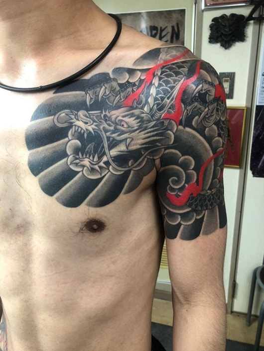 和彫り 龍 左肩 東京 渋谷の刺青タトゥースタジオ サンスクリットタトゥー Sunsqlit Tattoo