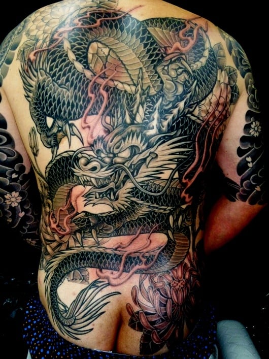 ブラック グレー 龍 牡丹 バックピース 東京 渋谷の刺青タトゥースタジオ サンスクリットタトゥー Sunsqlit Tattoo