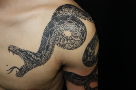 ブラック グレー 蛇 リアル 東京 渋谷の刺青タトゥースタジオ サンスクリットタトゥー Sunsqlit Tattoo