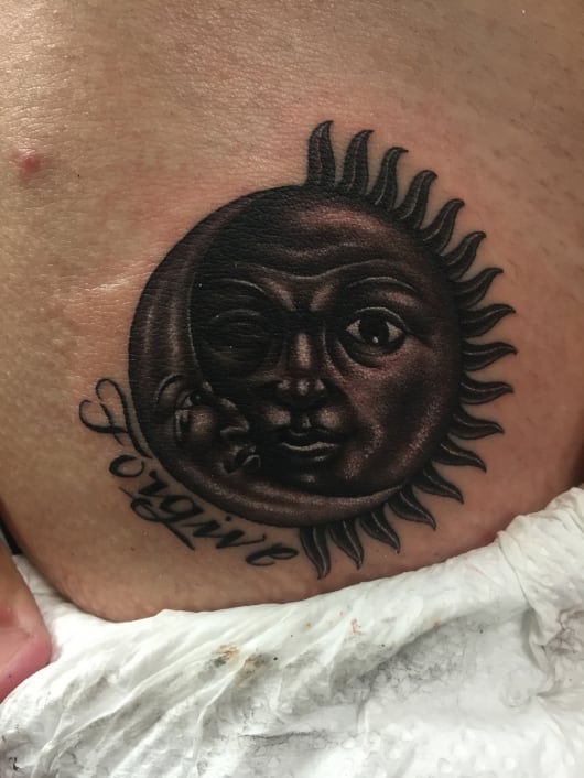 ブラック グレー 太陽 月 Sun Moon 東京 渋谷の刺青タトゥースタジオ サンスクリットタトゥー Sunsqlit Tattoo