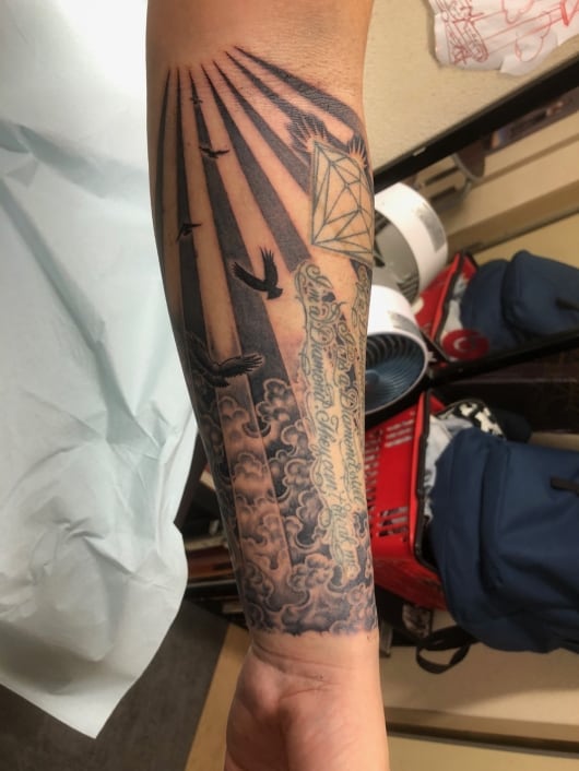 ブラック グレー 光と雲 空の背景 東京 渋谷の刺青タトゥースタジオ サンスクリットタトゥー Sunsqlit Tattoo