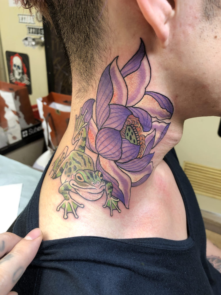 蓮の花とカエルを描いたタトゥー