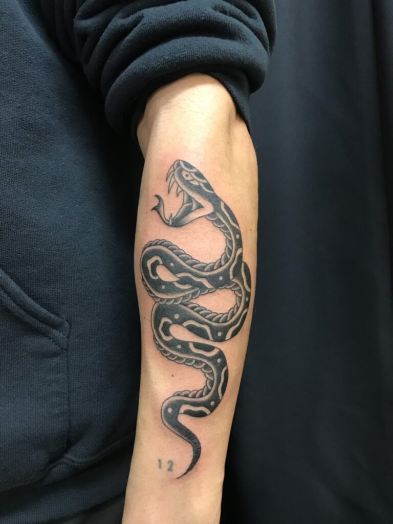 ブラックアンドグレー 蛇 東京 渋谷の刺青タトゥースタジオ サンスクリットタトゥー Sunsqlit Tattoo